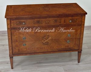 Prezioso cassettone artigianale in noce con intarsi in legno di ulivo e di rosa con 3 cassetti stile neoclassico